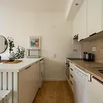 아파트 Whome Chic 2-bed Near Santos & Alcantara Perfect For Families & Couples 리스본