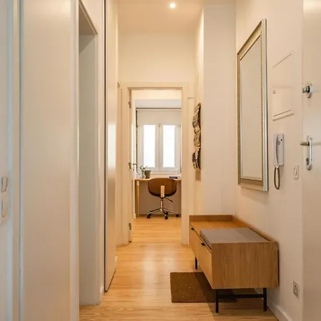 Whome Chic 2-bed Near Santos & Alcantara Perfect For Families & Couples 아파트 리스본